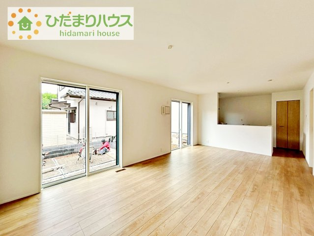 【居間・リビング】 | 守谷市けやき台2丁目24-1期　新築戸建　1号棟 | リビングの大きな窓からは、暖かな日の光が降り注ぎます・・・