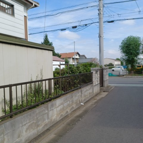 東松山市松葉町４丁目 古家付土地39坪の前面道路含む現地写真