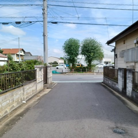 東松山市松葉町４丁目 古家付土地39坪の前面道路含む現地写真