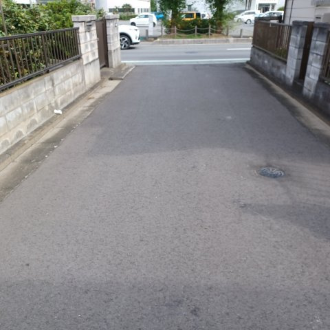 東松山市松葉町４丁目 古家付土地39坪の前面道路含む現地写真