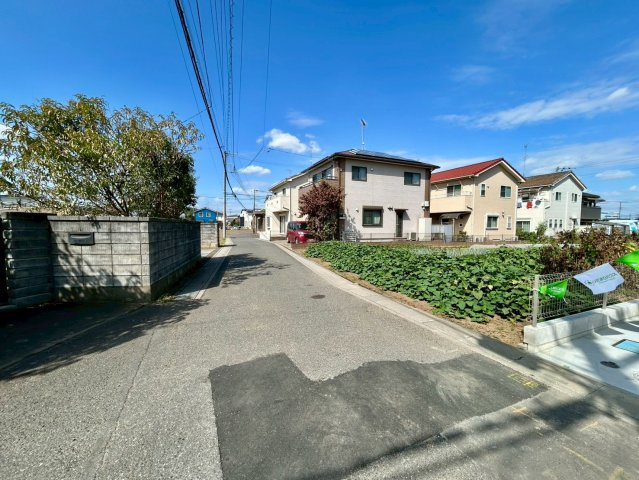 伊奈町西小針1丁目　新築戸建　ハートフルタウンCの前面道路含む現地写真