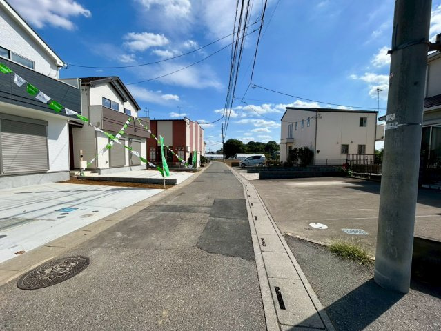 伊奈町西小針1丁目　新築戸建　ハートフルタウンCの前面道路含む現地写真