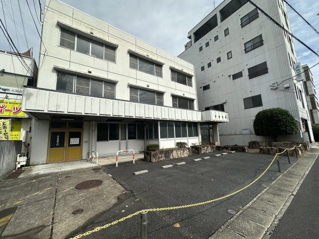 津山市田町　病院跡売地の外観