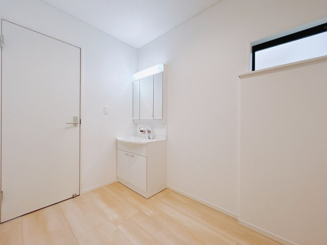 【新築戸建】前橋市茂木町第5の独立洗面台|■洗面室（2号棟）｜洗濯機を置いてもゆとりある広さの洗面脱衣室です♪三面鏡の洗面化粧台なので身支度もしやすくおしゃれが好きな方にも嬉しい設計です♪窓があるので換気の際も楽ちんです♪