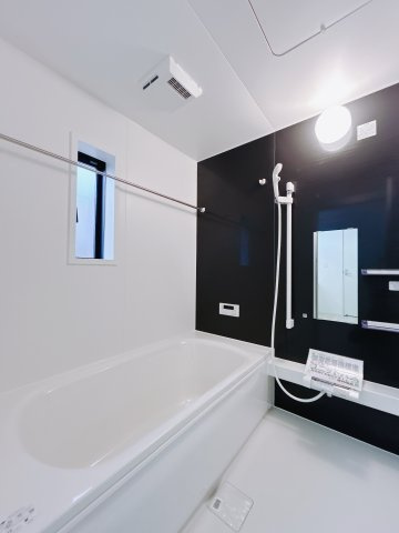 【新築戸建】前橋市茂木町第5の浴室|■浴室（2号棟）｜お子様やご年配の方にも負担のかからないエコベンチ浴槽。半身浴ができる機能性が魅力です。浴室暖房換気乾燥機付きで冬でも暖かく過ごせます。