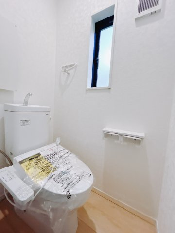 【新築戸建】前橋市茂木町第5のトイレ|■トイレ（2号棟）｜1階と2階にトイレがございます♪窓付きですので、しっかり換気もできますのでいつでもキレイを保てます！
