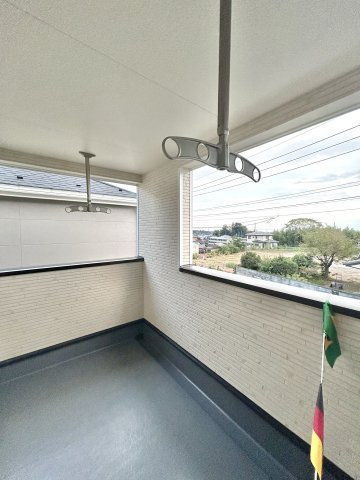 【新築戸建】前橋市茂木町第5のバルコニー|■バルコニー（2号棟）｜ワイドバルコニーは、溜め込んでしまったお洗濯物を一気に干すことができるくらいのスペースがあります。二部屋から出入り可能なのでお布団などもラクラク干せますね♪