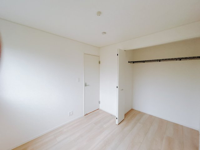 【新築戸建】前橋市茂木町第5の洋室|■2階洋室（2号棟）｜ナチュラルカラーの床です。模様替えなどとても楽しく工夫できます♪陽当たり、風通しもとても良いので毎日快適な生活スタートです！子供部屋にも良いですね♪