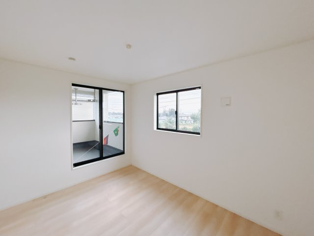 【新築戸建】前橋市茂木町第5の洋室|■2階洋室（2号棟）｜2面採光で明るい1階の洋室。全部屋フローリングなので、お掃除がしやすいです♪大きな収納もあって嬉しい！