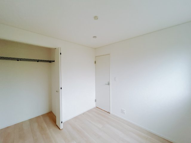 【新築戸建】前橋市茂木町第5の洋室|■2階洋室（2号棟）｜2階各居室には収納をご用意しています♪常にお部屋を綺麗に保てます！小さなお子様も自然とお片付けができるようになるのでうれしいですよね！