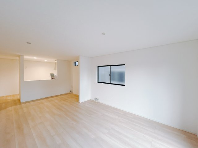 【新築戸建】前橋市茂木町第5の居間・リビング|■リビング（2号棟）｜窓から射し込む陽射しが縦横に広がり、あたたかな空間が形づくられています。ここはご家族の笑顔集まる憩いの空間です( ＾＾ )