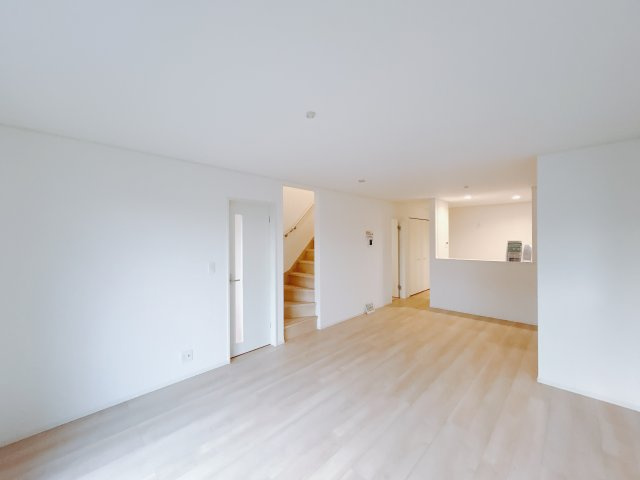 【新築戸建】前橋市茂木町第5の居間・リビング|■リビング（2号棟）｜落ち着きのある表情を見せるリビングダイニング。太陽の光がたっぷり差し込むリビングは、自然とご家族が集まる居心地の良い空間です。