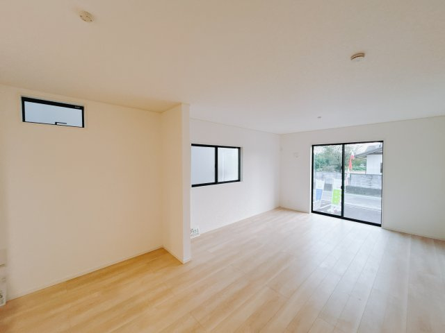 【新築戸建】前橋市茂木町第5の居間・リビング|■リビング（2号棟）｜木製で懐かしさのある家具やアンティーク調の小物に囲まれてレコードを流したり小説を読んだり…そんな心ときめく暮らしをしませんか？