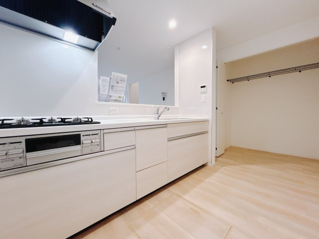 【新築戸建】前橋市茂木町第5のキッチン|■キッチン（2号棟）｜ワークトップ下には便利なスライド収納！大きなお鍋も楽々収納可能でキッチン回りもスッキリきれいに管理ができます♪