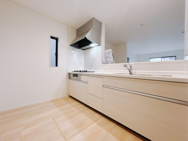 【新築戸建】前橋市茂木町第5のキッチン|■キッチン（2号棟）｜キッチンで家事をしていても部屋全体が見渡せる安心設計です（＾＾）☆