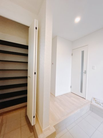 【新築戸建】前橋市茂木町第5の玄関|■玄関（2号棟）｜「玄関から、我が家を心地よく。自然の風や光を感じられる気持ちのいい玄関へ。」永く居心地のいい暮らしを演出する快適性能と安心を両立させたドアを採用しました！