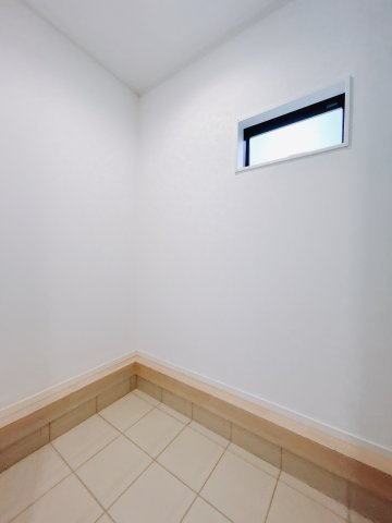 【新築戸建】前橋市茂木町第5の収納|■SIC（2号棟）｜土間続きの収納♪靴はもちろん、汚れやすいベビーカーやアウトドア用品など拭かずにしまえてうれしい♪アクセントクロスでおしゃれな印象もプラス☆彡