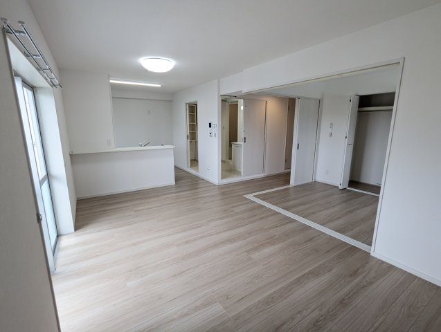 シャトー ルミエールの居間・リビング|一部の写真は反転タイプになります。詳しくは間取り図を参照ください♪