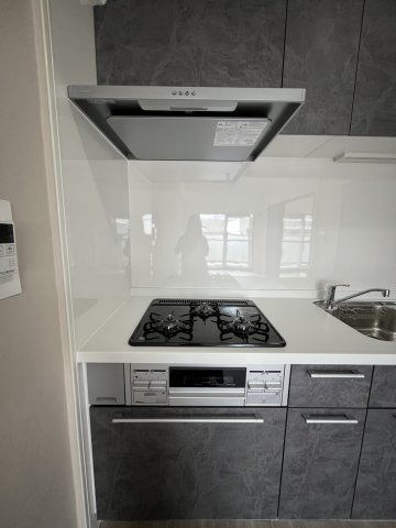 レジオン出来島公園の設備|ビルトイン三口コンロ
■物件内覧・資金計画相談・住宅ローン相談、リフォーム相談、お問合せ受付中■
※当日・翌日のご内覧、ご相談はお電話でのお問合せがスムーズです！