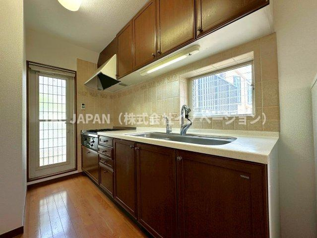 西片2丁目の邸宅のキッチン|ゴミ出しに便利なサブバルコニー付きのキッチンスペース。