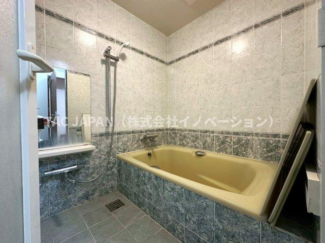 西片2丁目の邸宅の浴室|1日の疲れをゆったり癒せる落ち着きあるバスルーム。