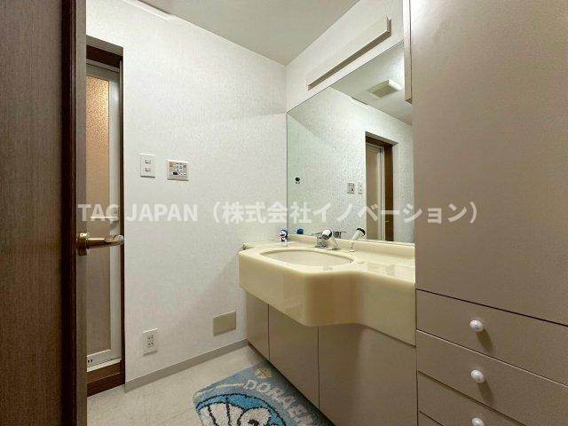 西片2丁目の邸宅の洗面所|清潔感あふれる広々洗面台で、朝の準備も快適に。