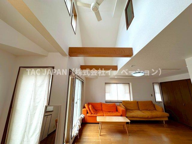 西片2丁目の邸宅の居間・リビング|明るく開放的な洋室で、心地よい毎日を。