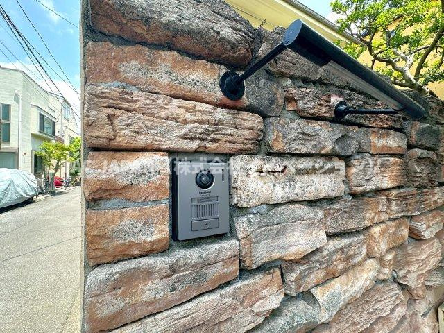 西片2丁目の邸宅の外観|良好な住環境と整った教育環境が魅力的な文京区西片2丁目の美邸（1997年築・2SLDK）。築後約28年の時を経ても色褪せることなくその存在感をアピールしています。