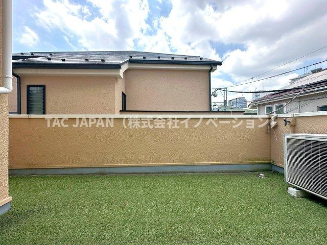 西片2丁目の邸宅のバルコニー|水栓を備えた日当たりの良い南向きワイドバルコニー。日頃のお洗濯はもちろん、簡易BBQやお子様のプールなど楽しみ方はお客様しだいです。