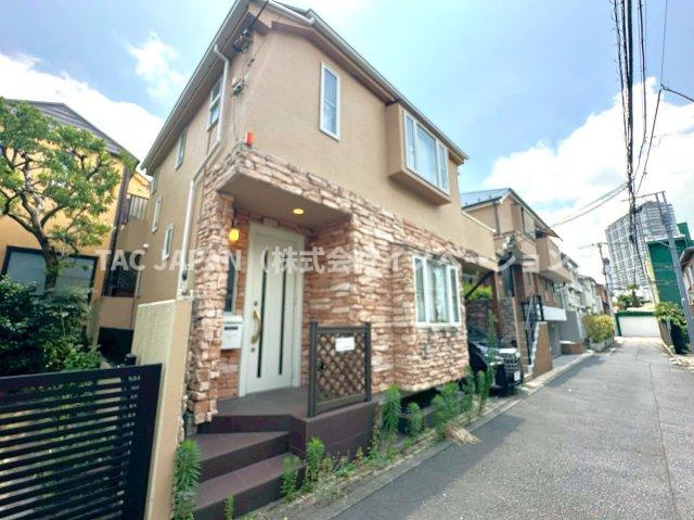 西片2丁目の邸宅の前面道路含む現地写真|高台に位置する西方2丁目の閑静な住宅街。交通量もなく落ち着いた雰囲気が形成されています。