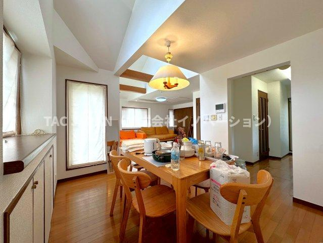 西片2丁目の邸宅の居間・リビング|南向きの出窓からふんだんに日差しが注ぐダイニングスペース。既存の家具類は売主にて撤去予定です。