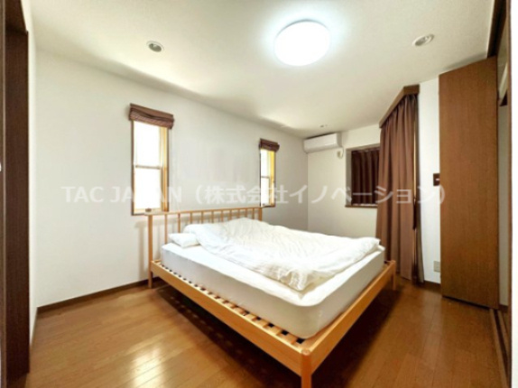 西片2丁目の邸宅の洋室|大型ウォークインクローゼットを備える1階の主寝室。