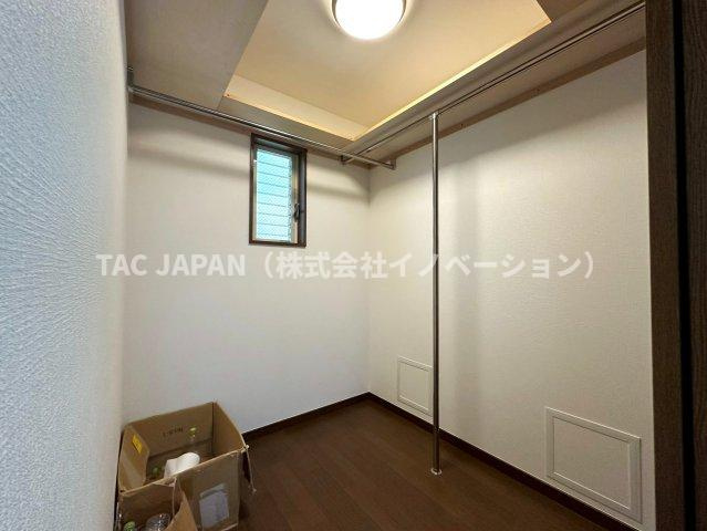 西片2丁目の邸宅の収納|お部屋をスッキリ使える広々としたウォークインクローゼット。