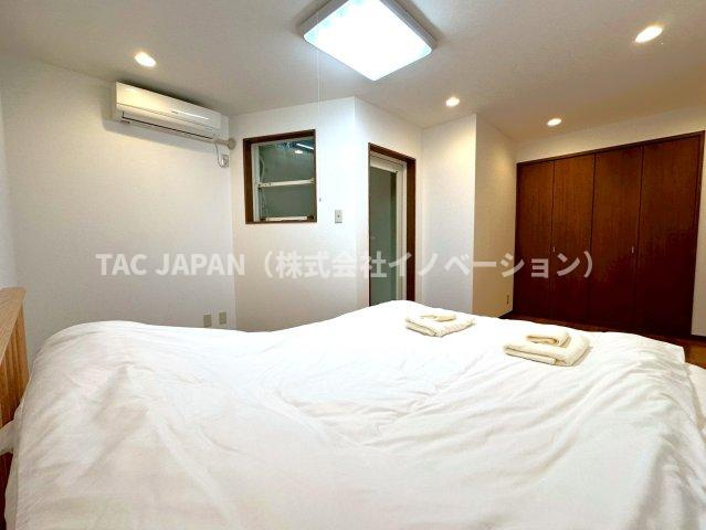 西片2丁目の邸宅の洋室|ドライエリアや収納もしっかり備えた地下の洋室（納戸）。