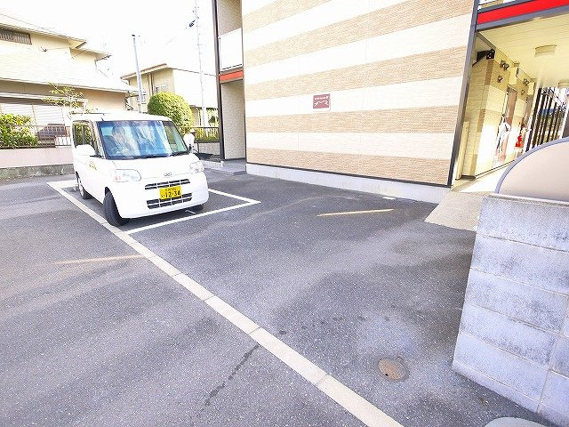 レオパレスバンビーノの駐車場|駐車場があるので、車を買う予定の方も安心です