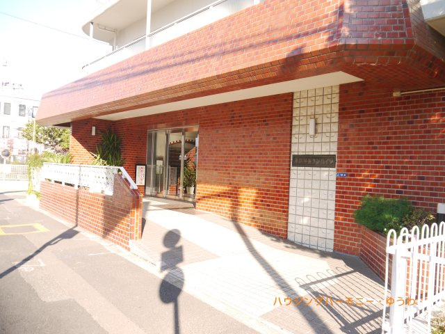 【エントランス】 | 赤羽神谷サンハイツ | タイル張りのエントランスは、バリアフリー仕様です。