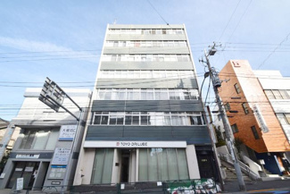 【外観】 | 手入れの行き届いた外壁やエントランスなど、「見ればわかる」レベルで清潔感を保ったマンションです。築年数を感じさせない姿で皆様をお出迎えします。～即日のご見学可能～　お問合せはお気軽にどうぞ。
