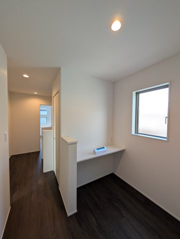 【居間・リビング】 | グラファーレ高崎市下小鳥町2期ー① | 2階納戸には便利なカウンター設置です♪