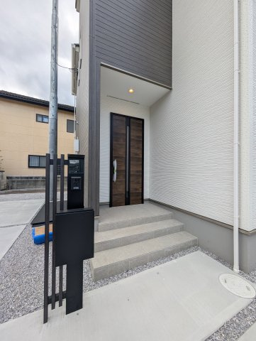 【間取り】 | グラファーレ高崎市下小鳥町2期ー③ | 玄関には嬉しい天井高シューズインクローク完備！
水回りを最短距離で結んだラクラク家事同線！