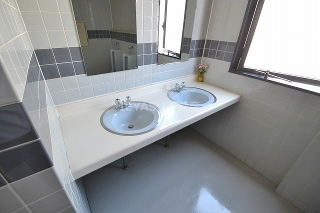 空港通りビルの洗面所