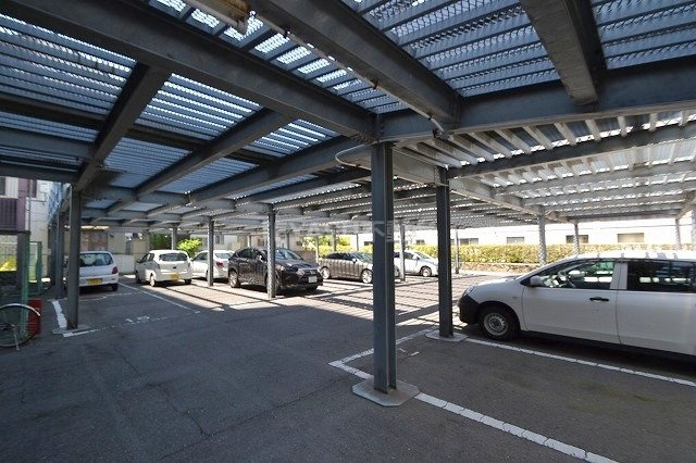 空港通りビルの駐車場