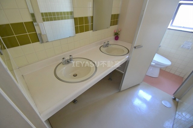 空港通りビルの洗面所