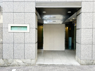 【エントランス】 | オートロックを備えた、マンションのエントランス。やはりセキュリティの観点は欠かすことができません。皆様を“安全”に送り出し、出迎えてくれます。～即日のご見学可能～　お問合せはお気軽にどうぞ。