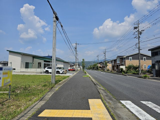瑞浪市一色町２丁目　分譲地の前面道路含む現地写真|南側の接道（西から東）