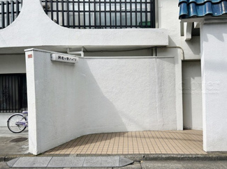 【エントランス】 | お客様を、そして住人を出迎えてくれるマンションのエントランス。ゴミが落ちていないことからも、管理状態の良さや住民の節度の高さが見て取れます。～即日のご見学可能～　お問合せはお気軽にどうぞ。