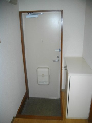 【玄関】 | ファーストヒルズＢ | 収納もある玄関です