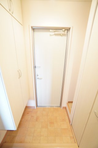 【玄関】 | ロイヤル　オーク | ※同物件・反転タイプの写真です。
