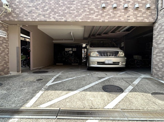 【駐車場】 | マンションの駐車場スペース。空きの有無や駐車料金、サイズ規定などについては、改めてお問い合わせください。～即日のご見学可能～　お問合せはお気軽にどうぞ。