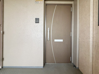 【その他共用部分】 | 皆様をお迎えする、お部屋の玄関ドア。開けやすさや開放角度、ドアノブの操作しやすさや鍵の形状などを、現地で一度ご確認ください。～即日のご見学可能～　お問合せはお気軽にどうぞ。