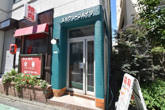 【エントランス】 | お客様を、そして住人を出迎えてくれるマンションのエントランス。ゴミが落ちていないことからも、管理状態の良さや住民の節度の高さが見て取れます。～即日のご見学可能～　お問合せはお気軽にどうぞ。